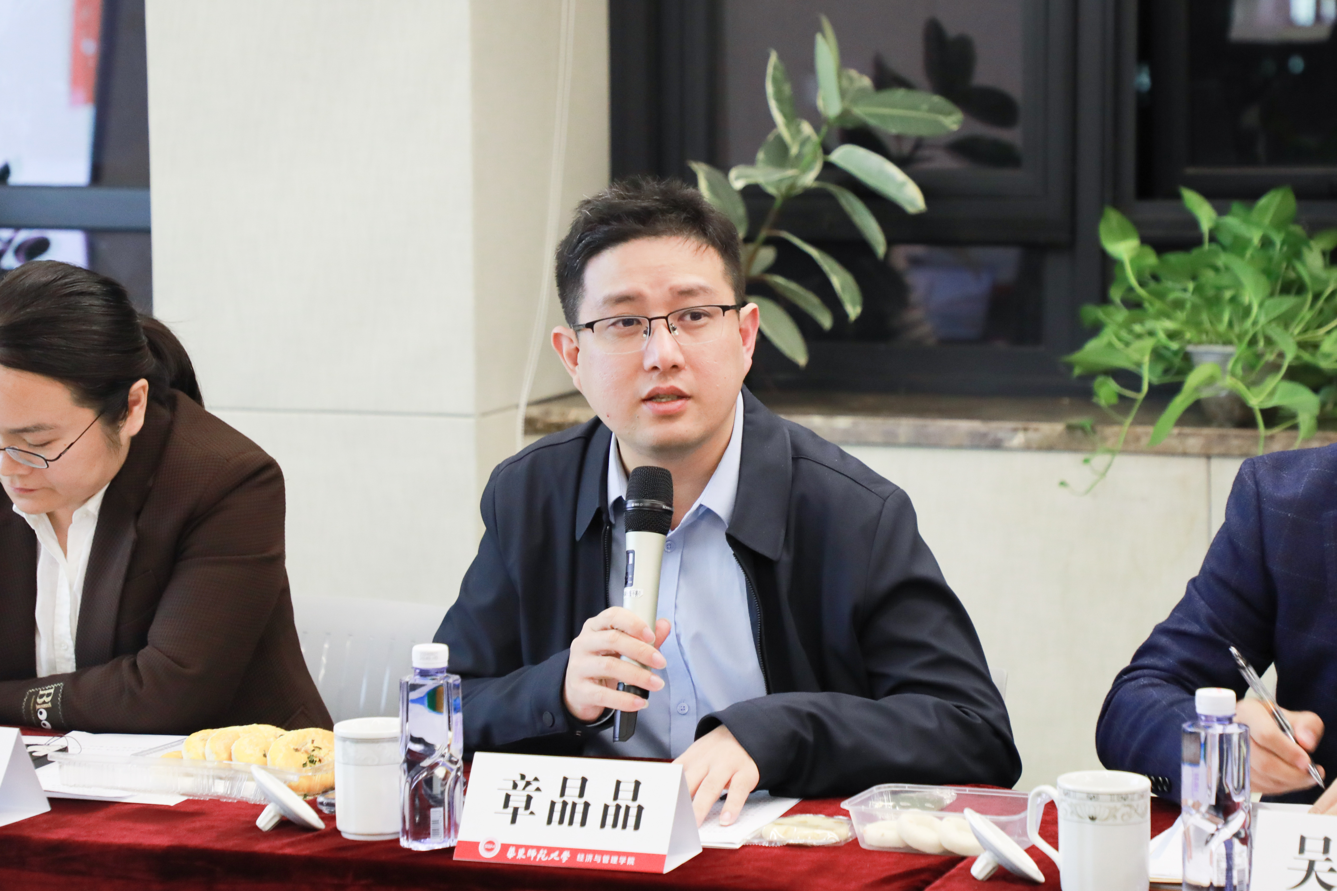 學校黨委學生（研究生）意昂部副部長👴、學生職業發展中心主任兼選調生意昂辦公室副主任章晶晶.jpg